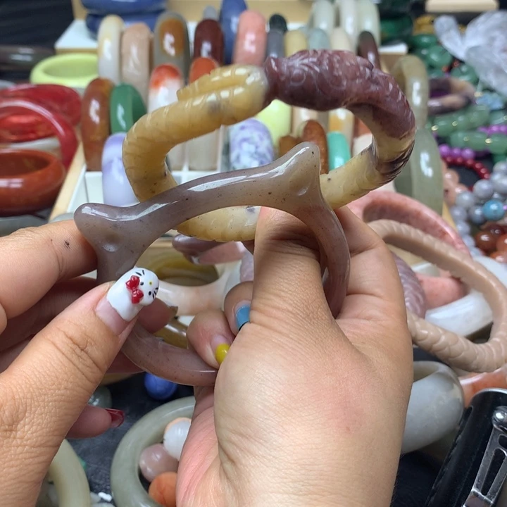 石英质玉手镯未镶嵌一**斧