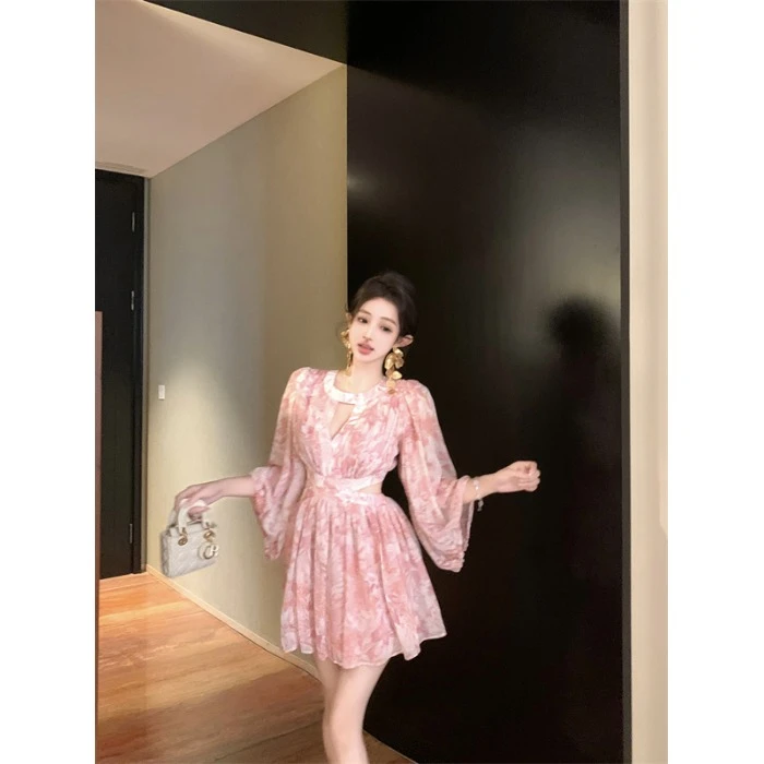 法式粉色碎花长袖连衣裙女夏季新款镂空修身短裙温柔收腰度假裙子