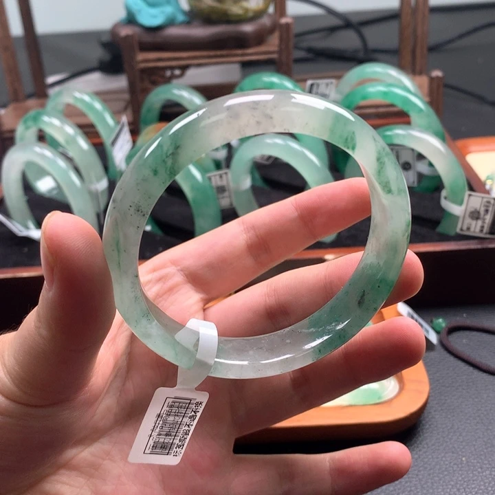 石英质玉（非洲翠）未镶嵌颈饰