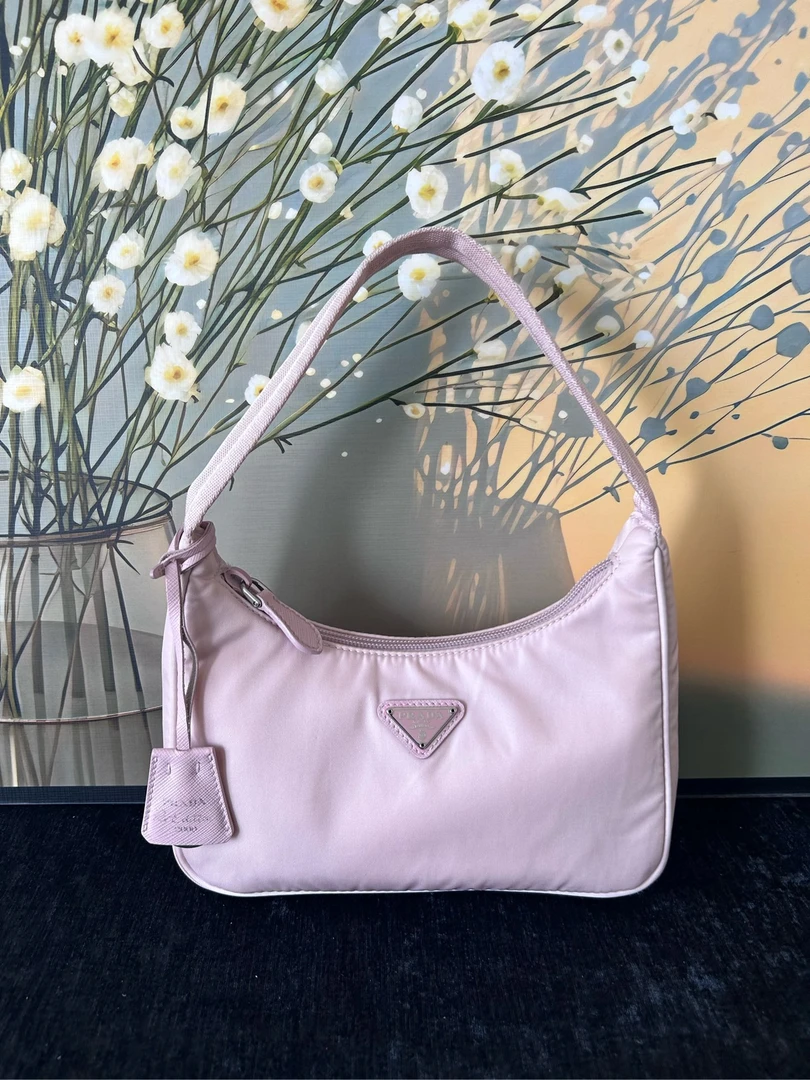 95新 Prada/普拉达 prada浅粉色hobo腋下包4180