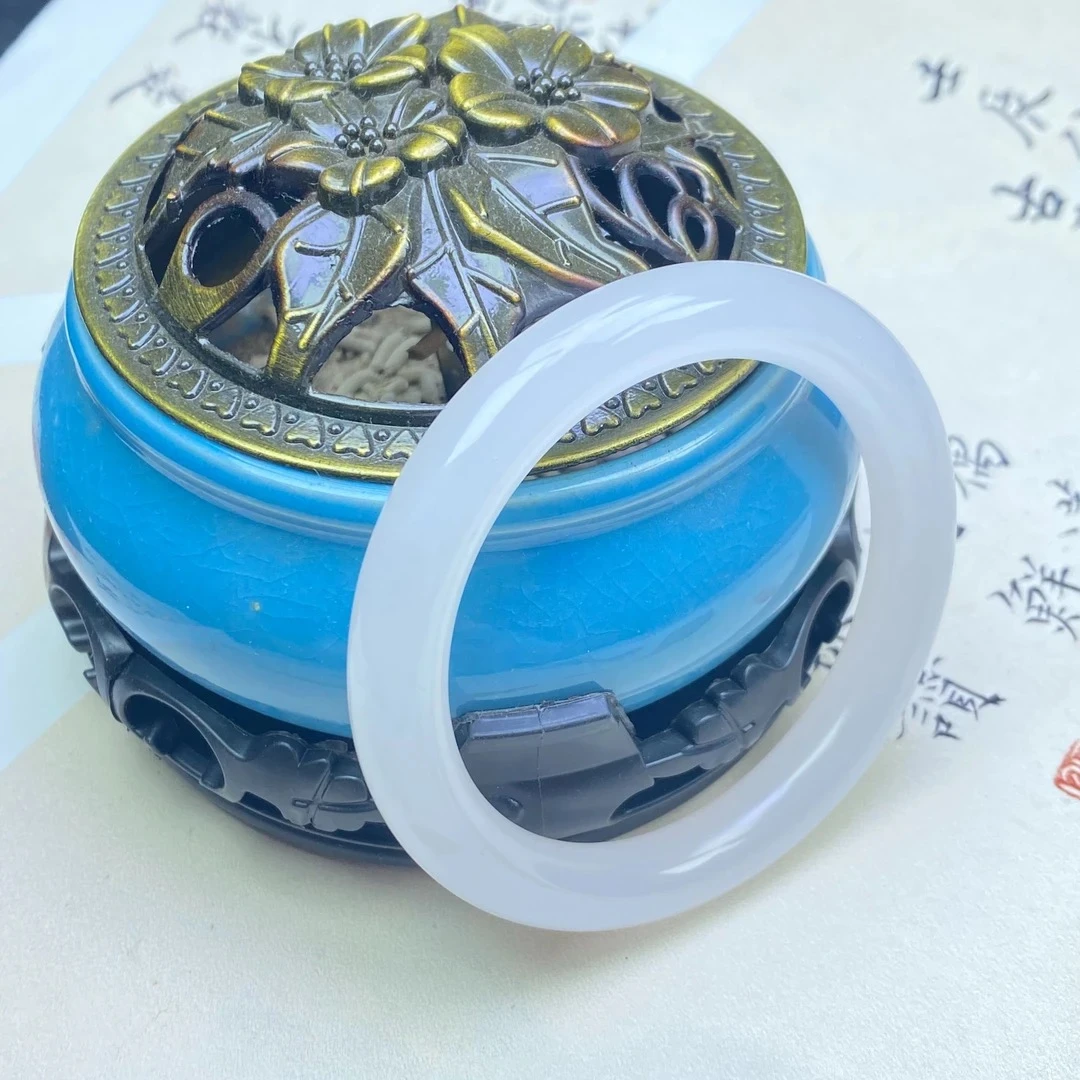 天然洁白无暇，心目中的白月光，白色时尚百搭女士冰透精美高冰玉镯