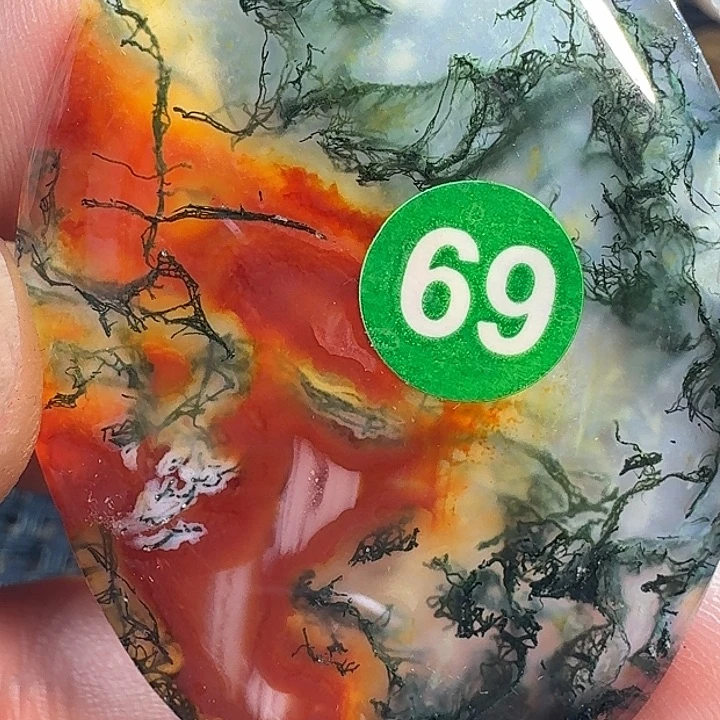 俞***心未镶嵌发晶颈饰你