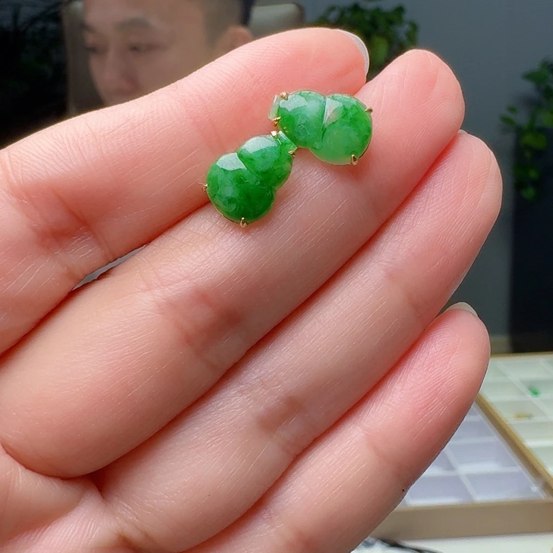 18K金镶嵌翡翠耳饰天然