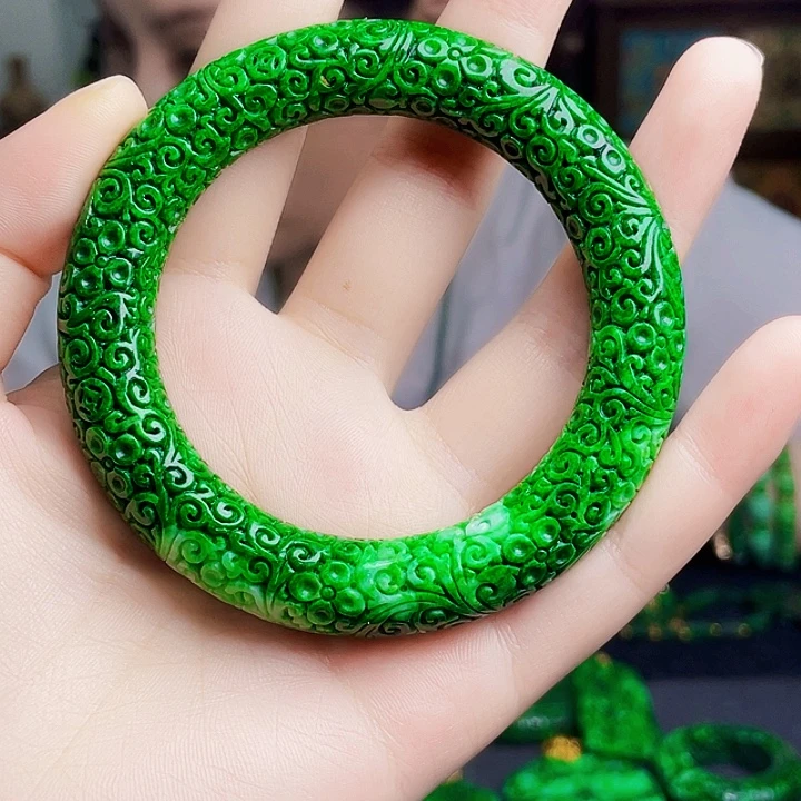 翡翠未镶嵌颈饰多样性