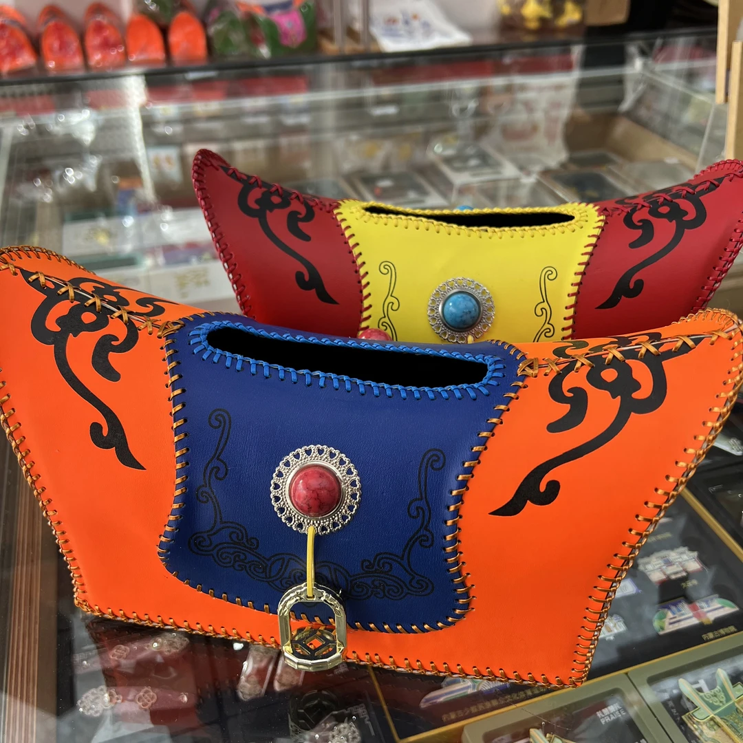 内蒙古牧民阿姨手工制作工艺品抽纸盒