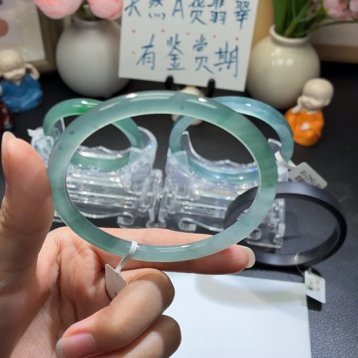 翡翠未镶嵌手镯冰蓝飘绿圆条