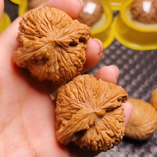 文玩核桃粗棱球疆