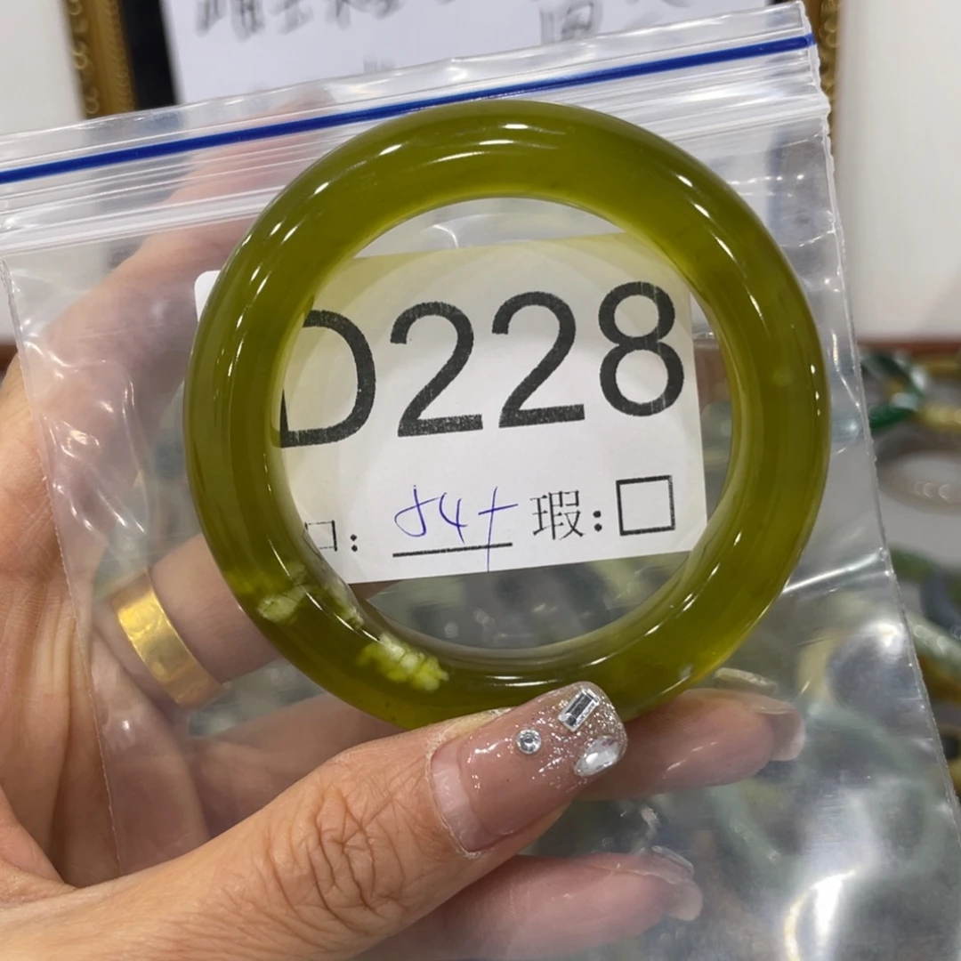 刘***.蛇纹石玉未镶嵌手镯