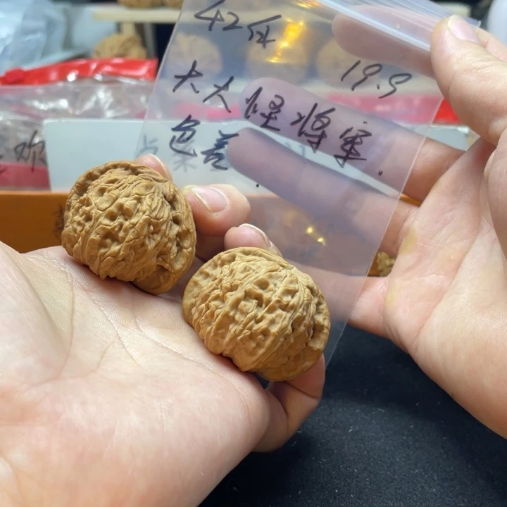 文玩核桃把件大***军白狮子