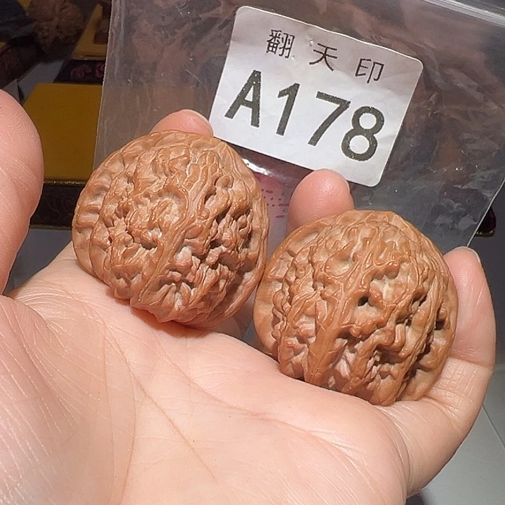 桃核吊坠38三角白狮子……