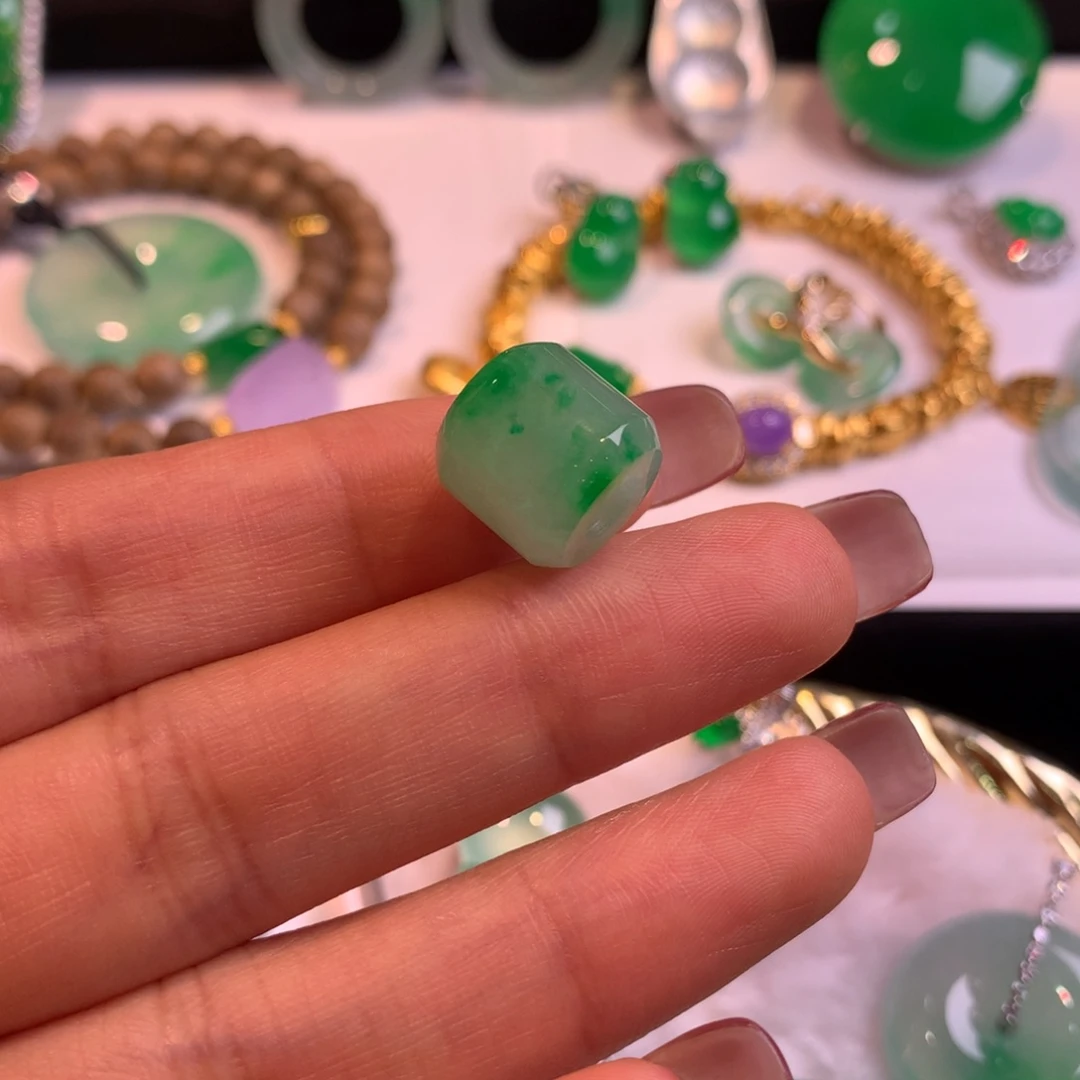 翡翠未镶嵌颈饰吊坠