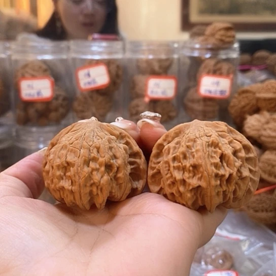 文玩核桃吊坠用****146朱雀有白尖打底