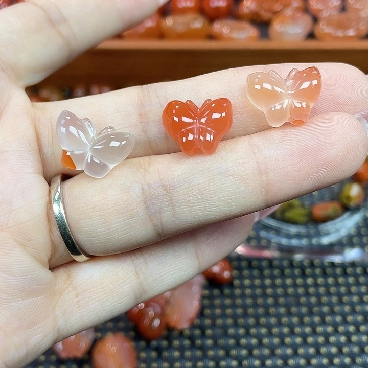 南红玛瑙未镶嵌颈饰蝴蝶