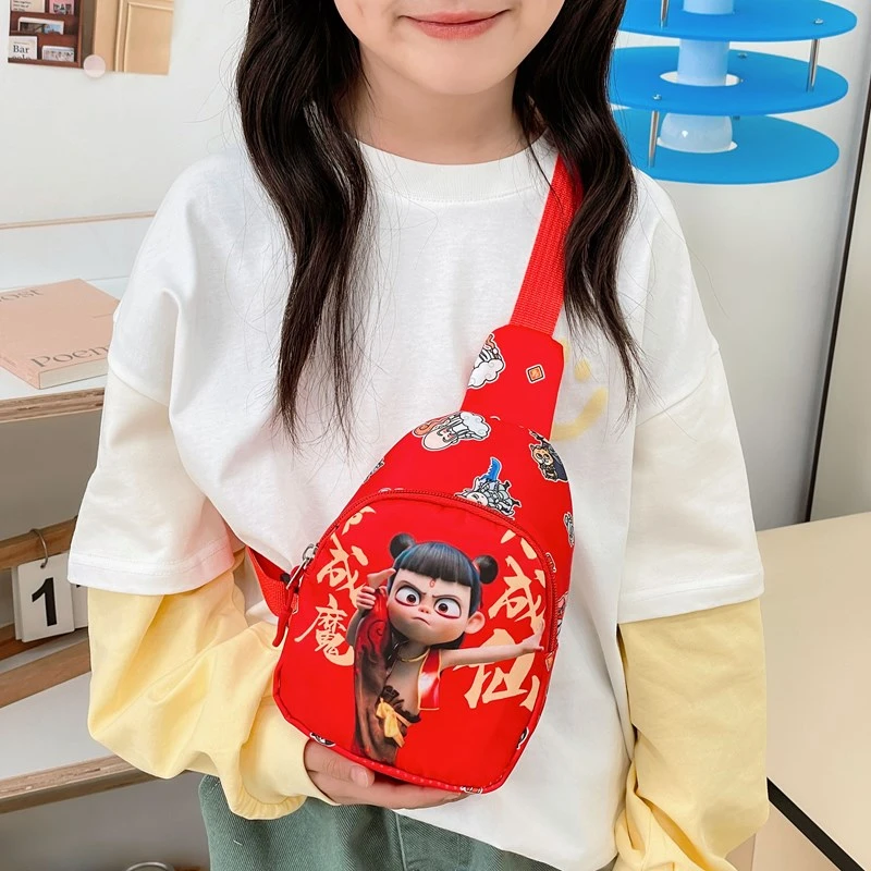 2025新款卡通斜挎包儿童小包包百搭哪吒动漫男童胸包幼儿零钱包潮