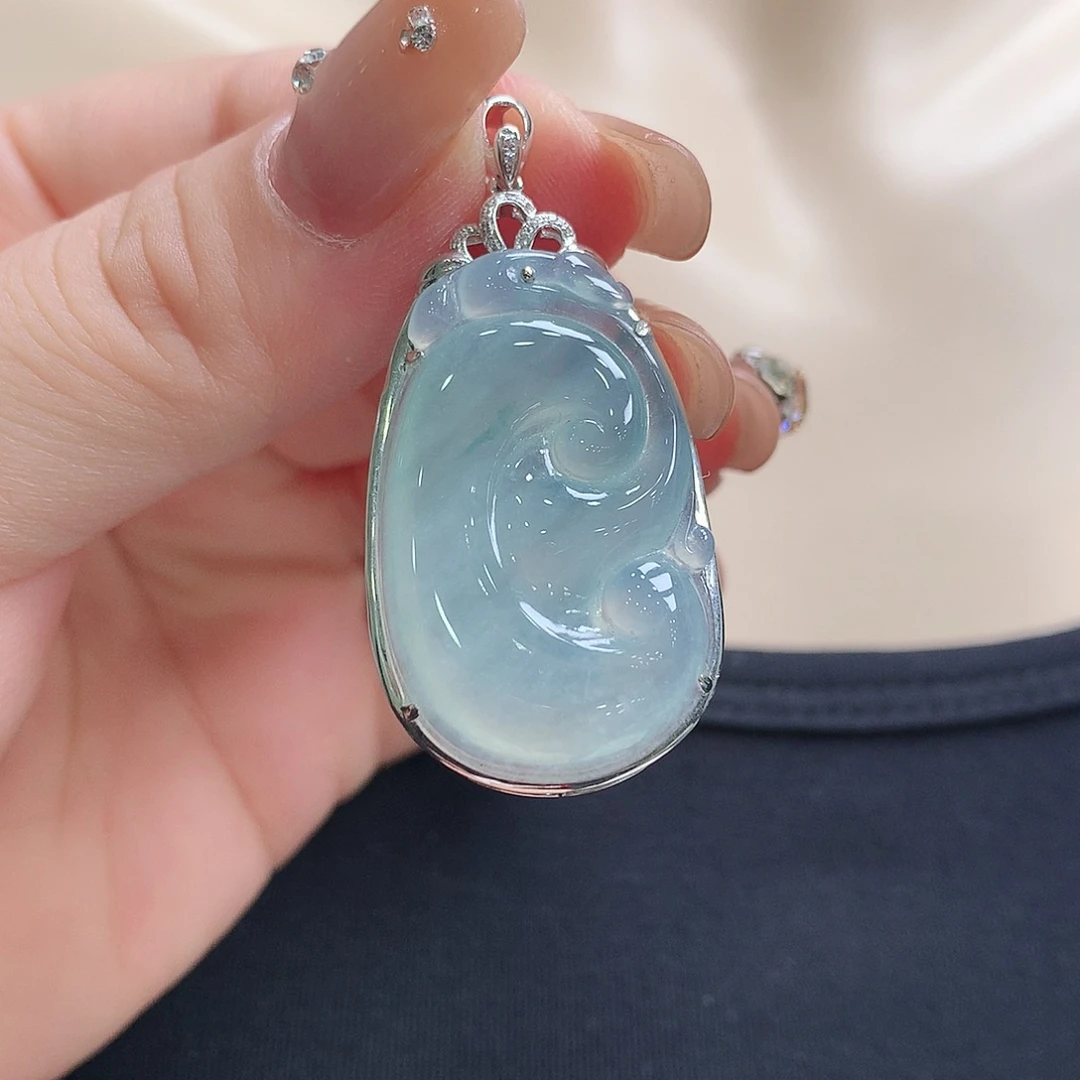 翡翠18K金镶嵌颈饰如意