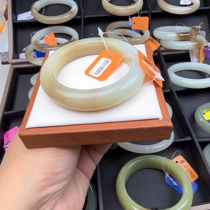 未镶嵌手镯和田玉七月