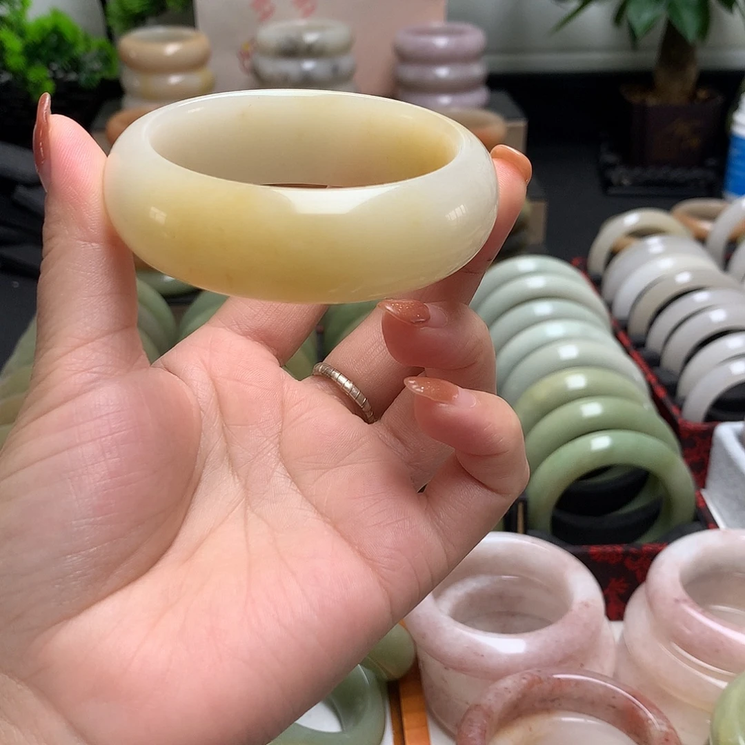 坦***对未镶嵌玉石英质玉（佘太翠）