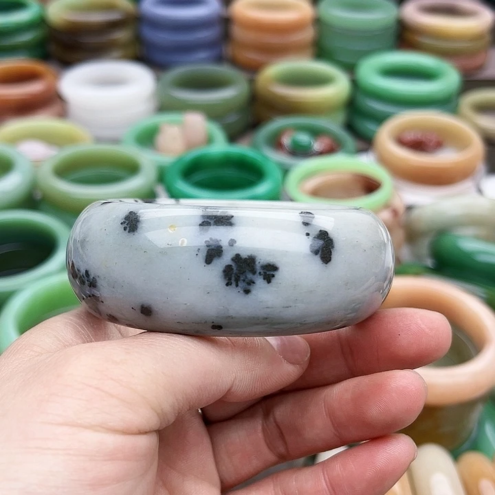 未镶嵌手镯（圆镯）石英质玉