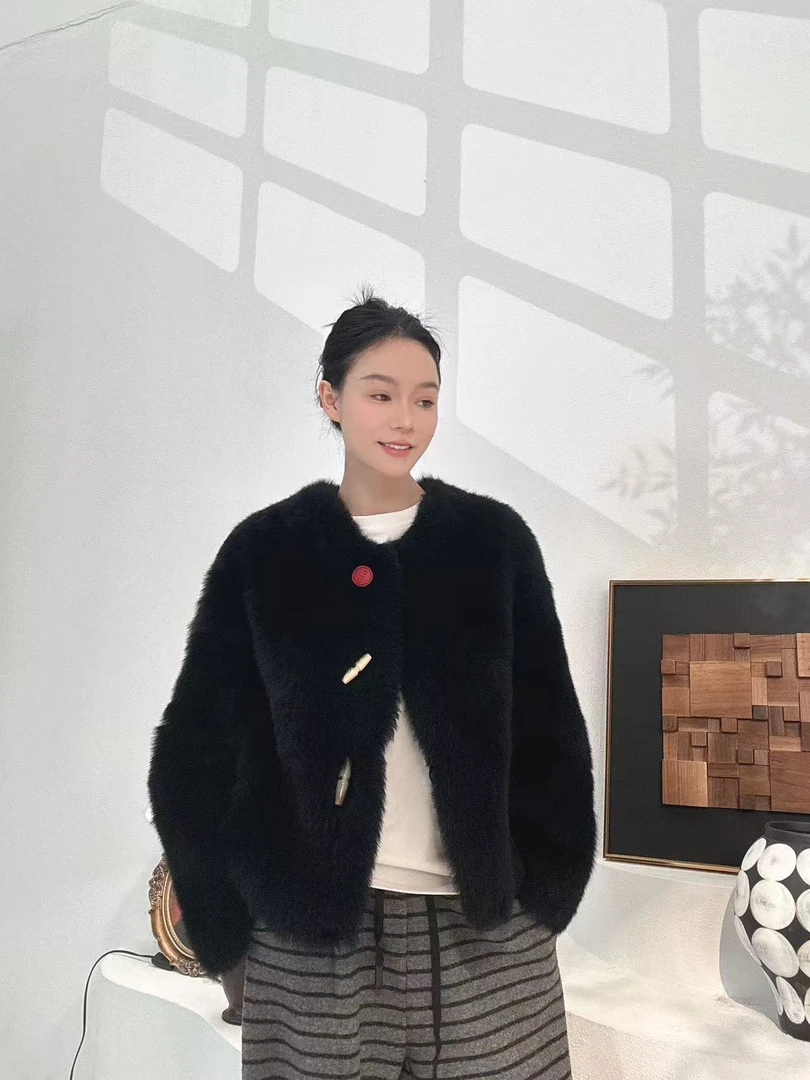 冬季新款多巴胺彩色扣子圆领直毛托斯卡纳皮毛一体8613