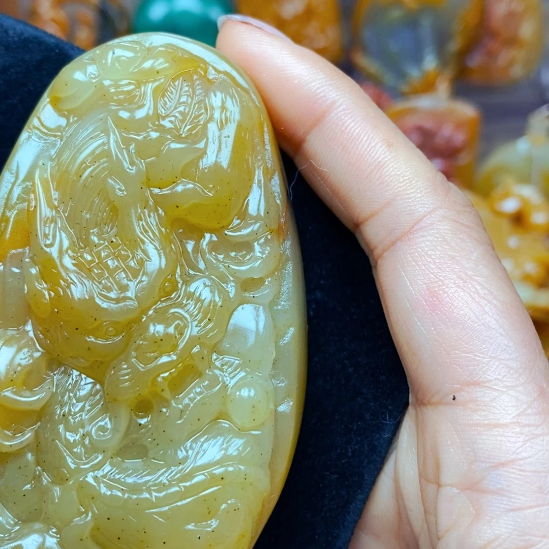 未镶嵌石英质玉（黄龙玉）颈饰