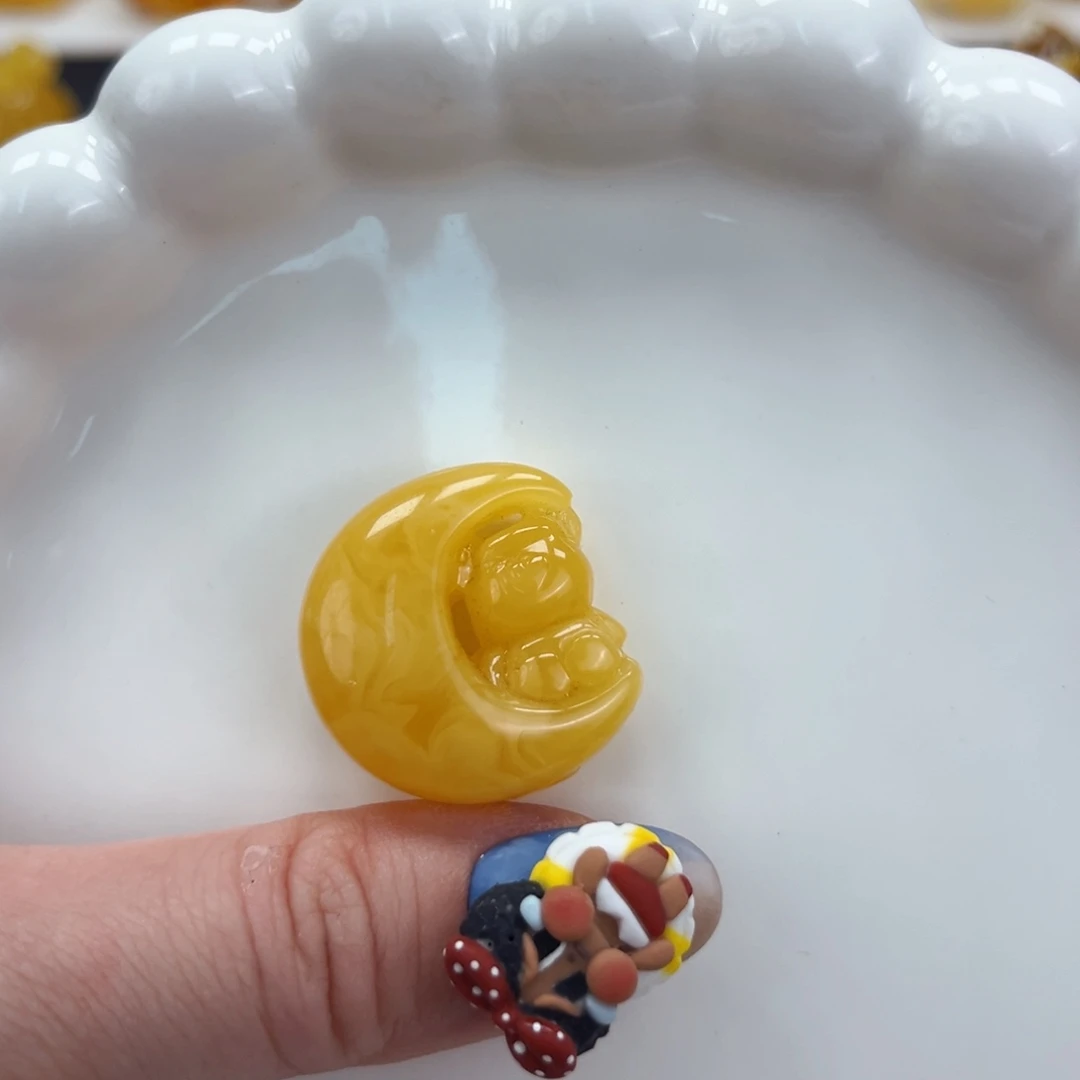 裸石琥珀未镶嵌月亮熊