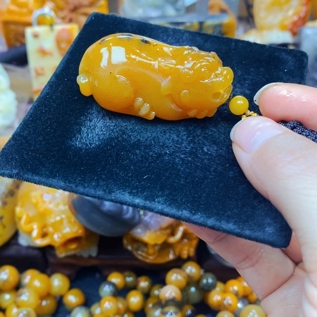 未镶嵌石英质玉（黄龙玉）颈饰