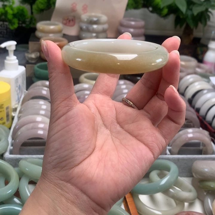 石英质玉未镶嵌手镯