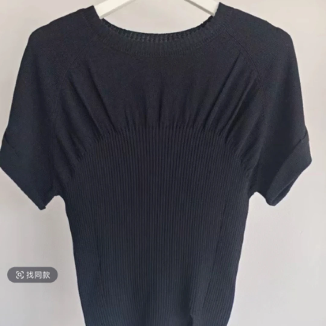 圆领黑色常规针织衫修身型