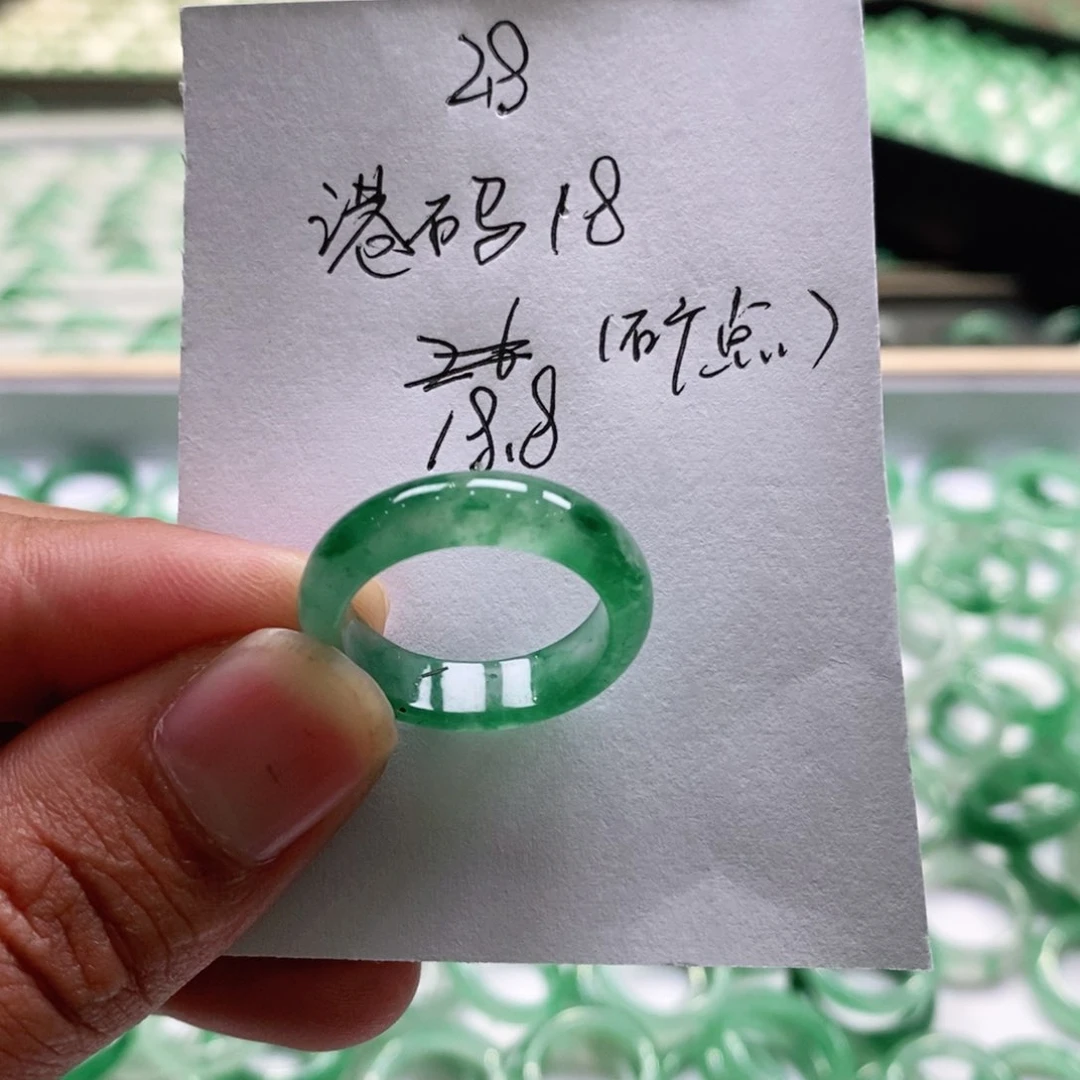 未镶嵌戒圈石英质玉（非洲翠）