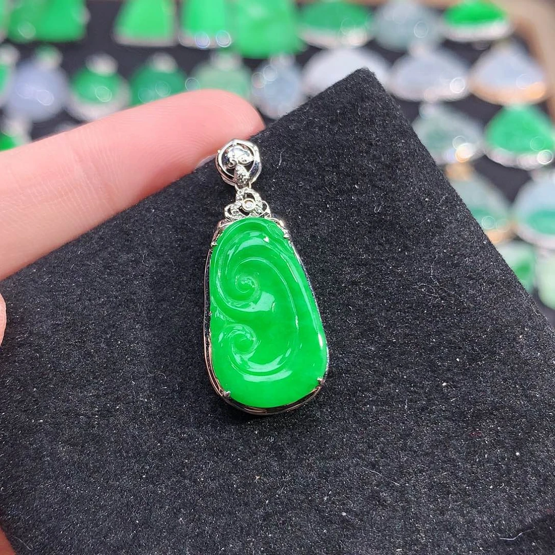 翡翠18K金镶嵌颈饰