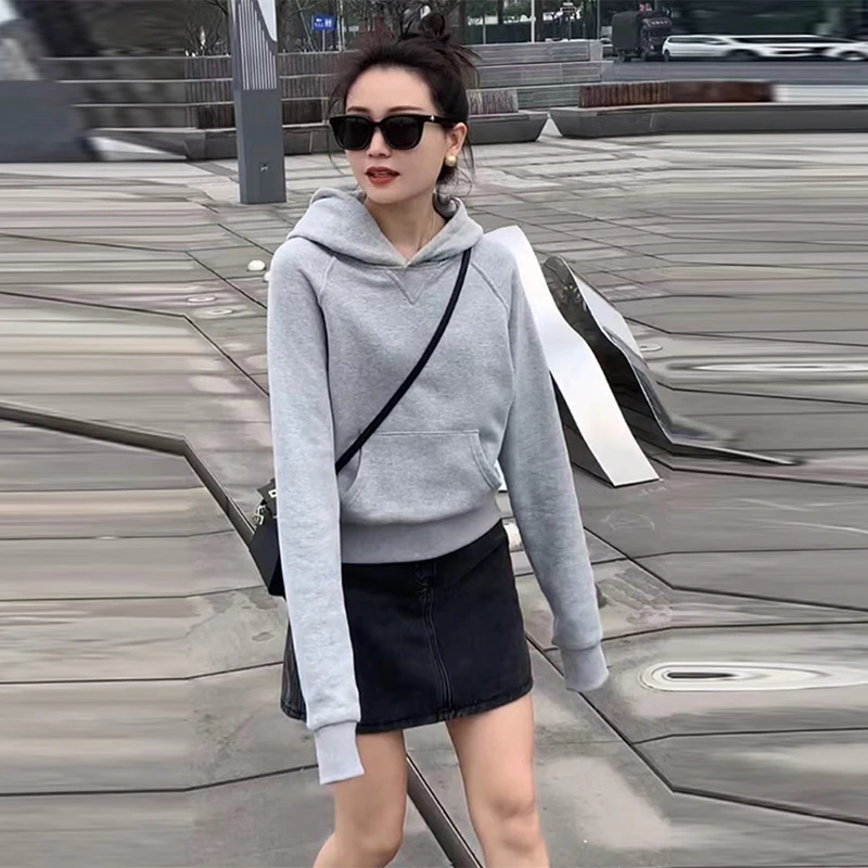 气质灰色连帽卫衣女士秋季韩系修身显瘦洋气短款上衣加绒加厚外套