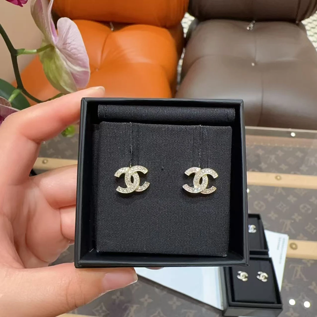 未使用 Chanel/香奈儿 经典双C logo金色水钻耳钉！配件有盒子