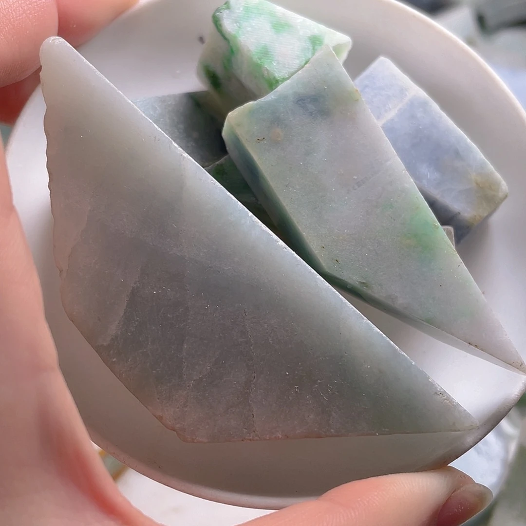 颈饰未镶嵌翡翠。