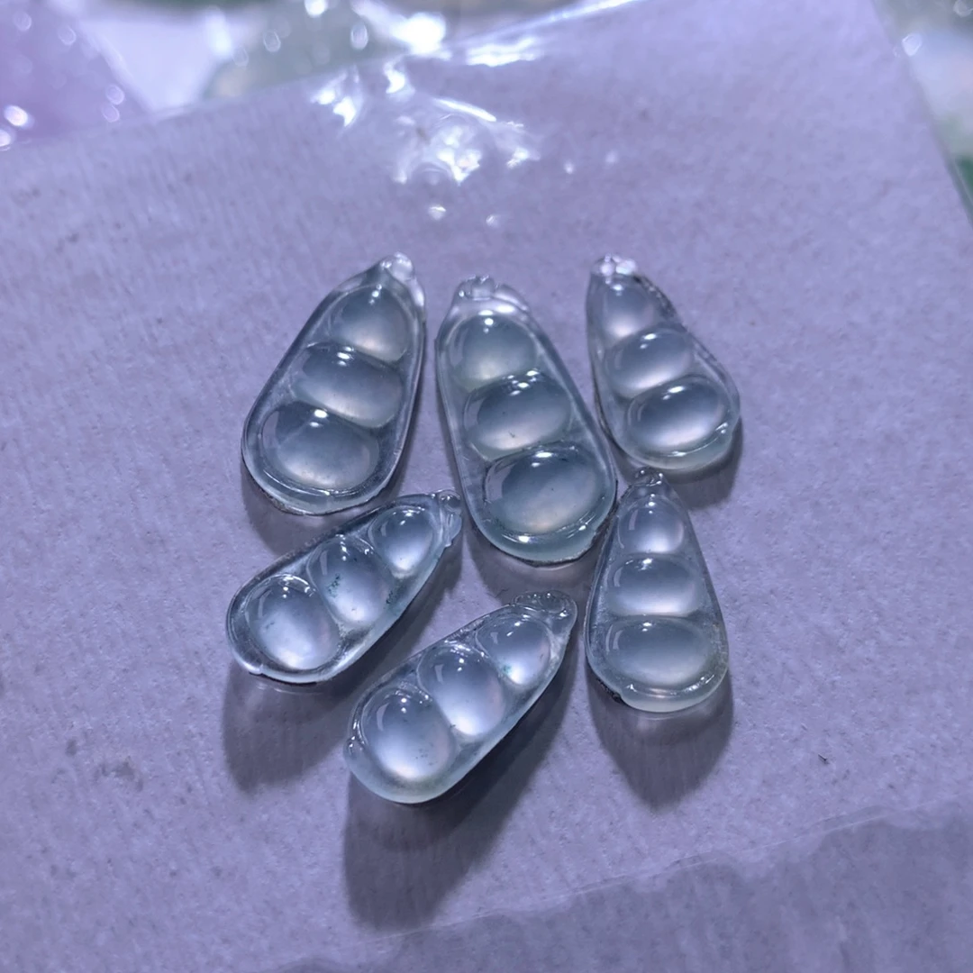 翡翠未镶嵌颈饰一手