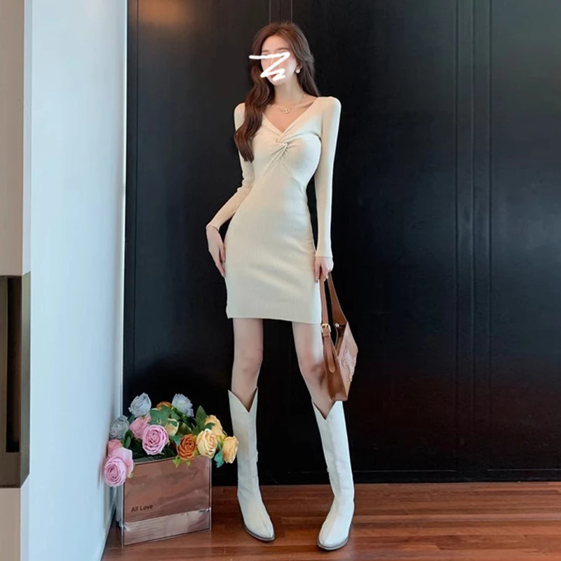 法式轻奢包臀裙紧身显瘦打底裙早春新款针织长袖内搭v领连衣裙女