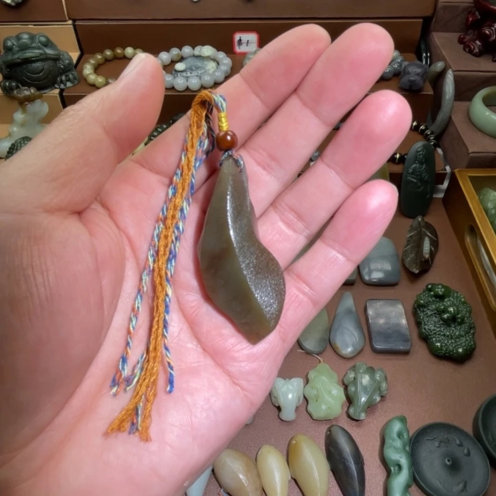 郁***清和田玉未镶嵌颈饰