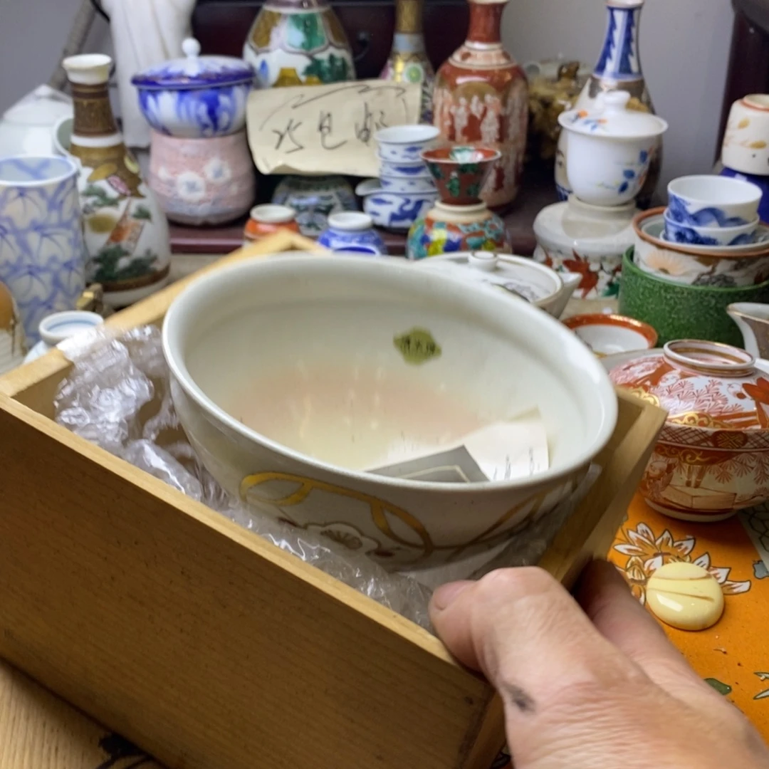 瓷片是因为它具有非常丰富且独特