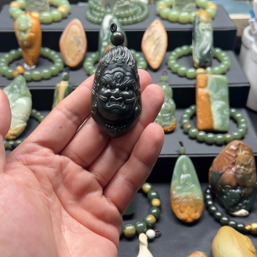 卡***巴岫岩河磨玉（透闪石质玉）未镶嵌颈饰