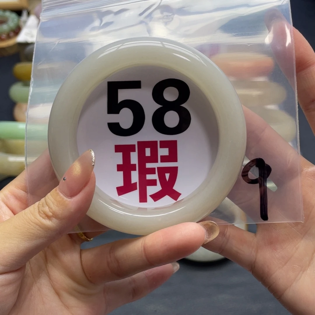 未镶嵌手镯石英岩玉
