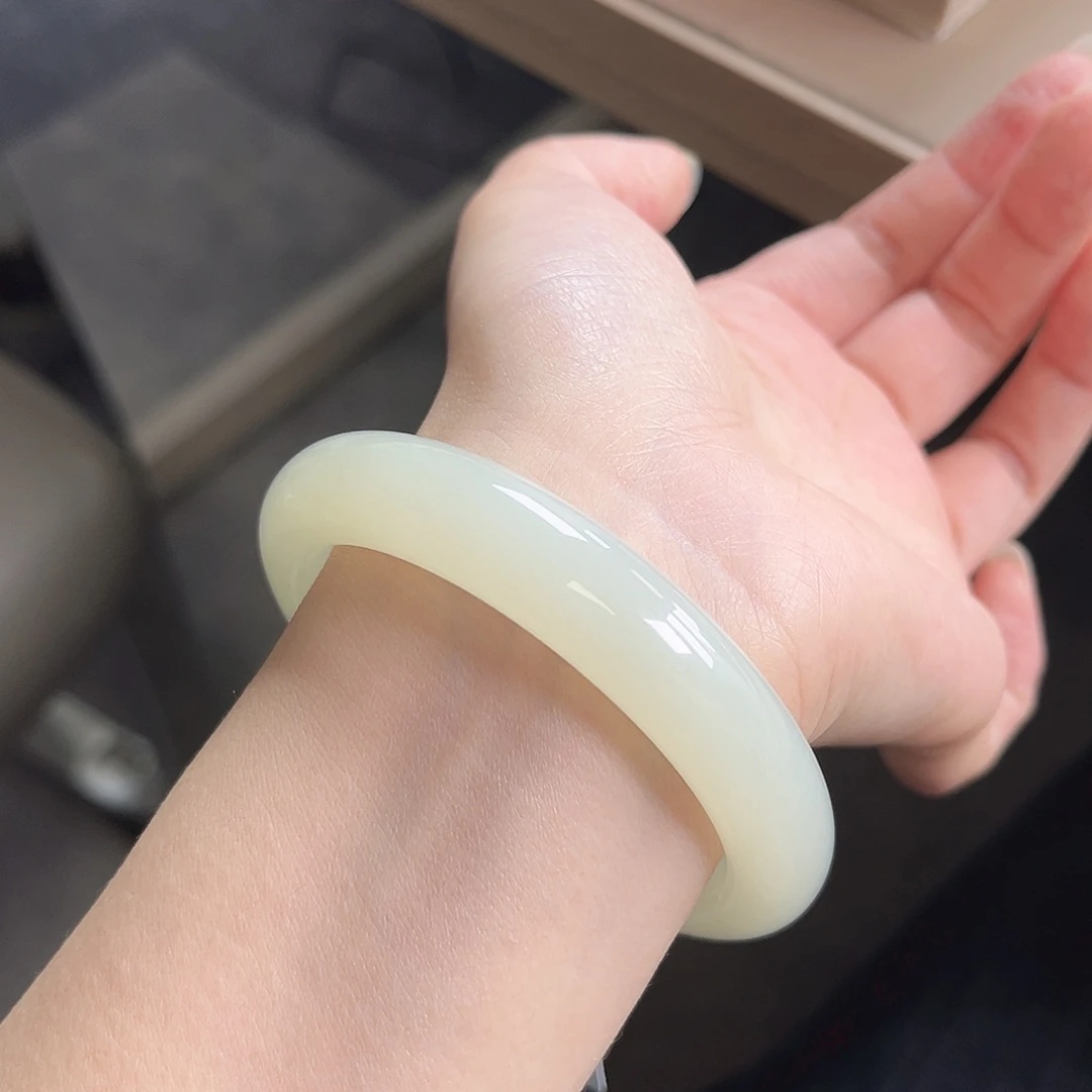 和田玉未镶嵌手镯