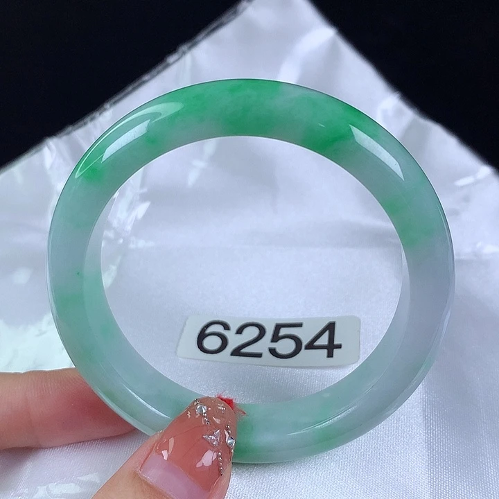 翡翠手镯未镶嵌54圈