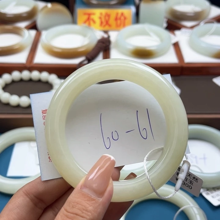 和田玉手镯未镶嵌春***?