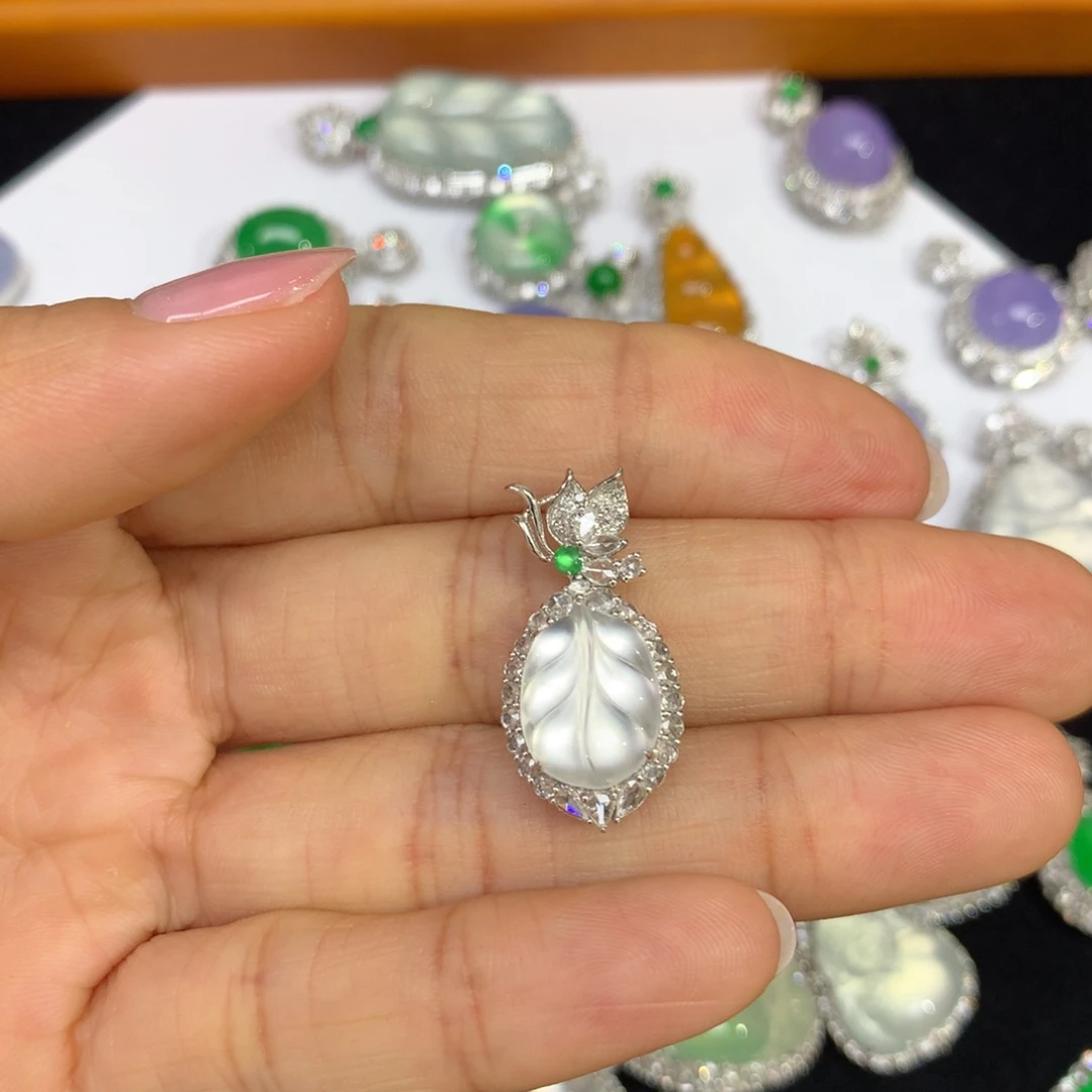 翡翠吊坠(赠链)18K金镶嵌