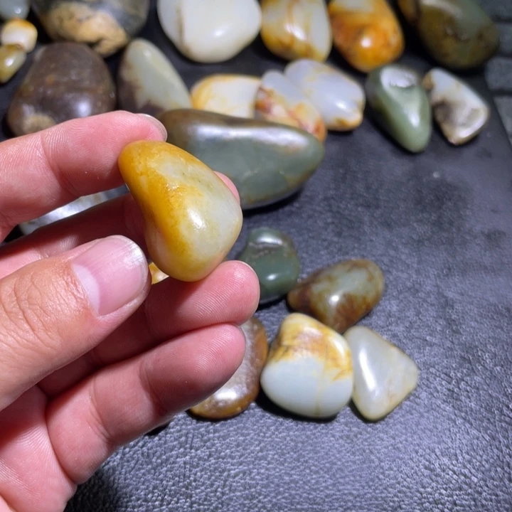 致***己颈饰未镶嵌和田玉