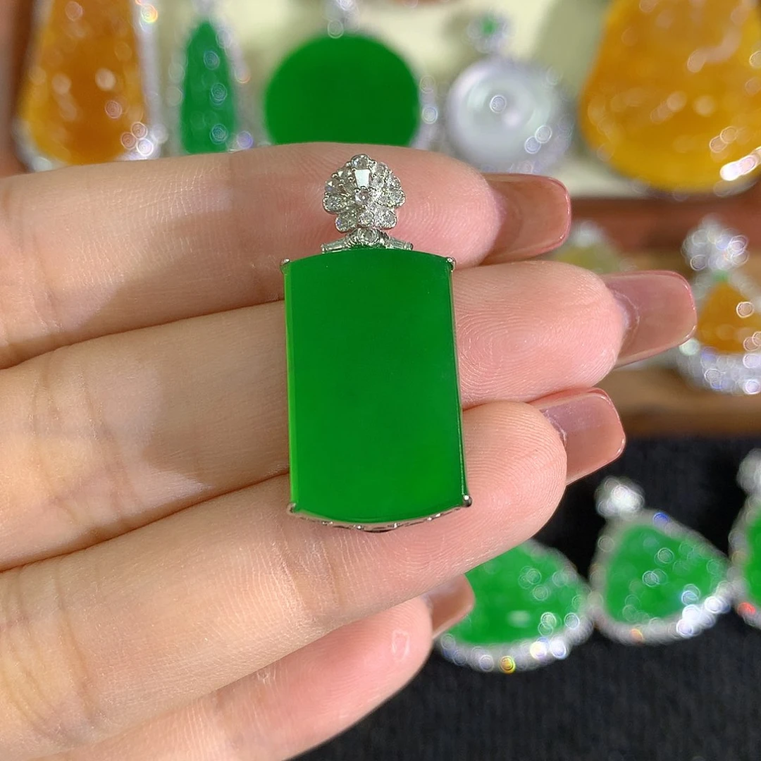 颈饰18K金镶嵌翡翠无事牌