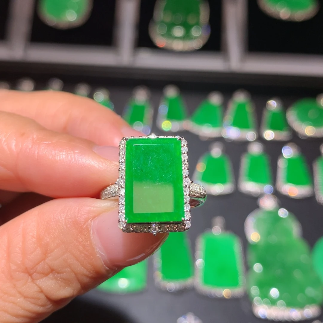 翡翠18K金镶嵌颈饰翡翠