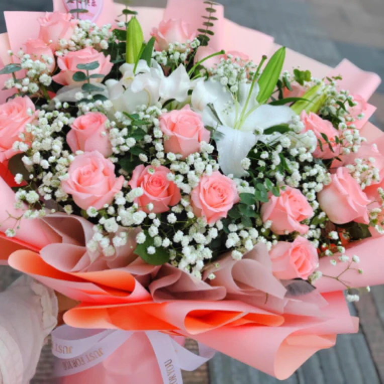 2支多头白百合27支黛安娜玫瑰