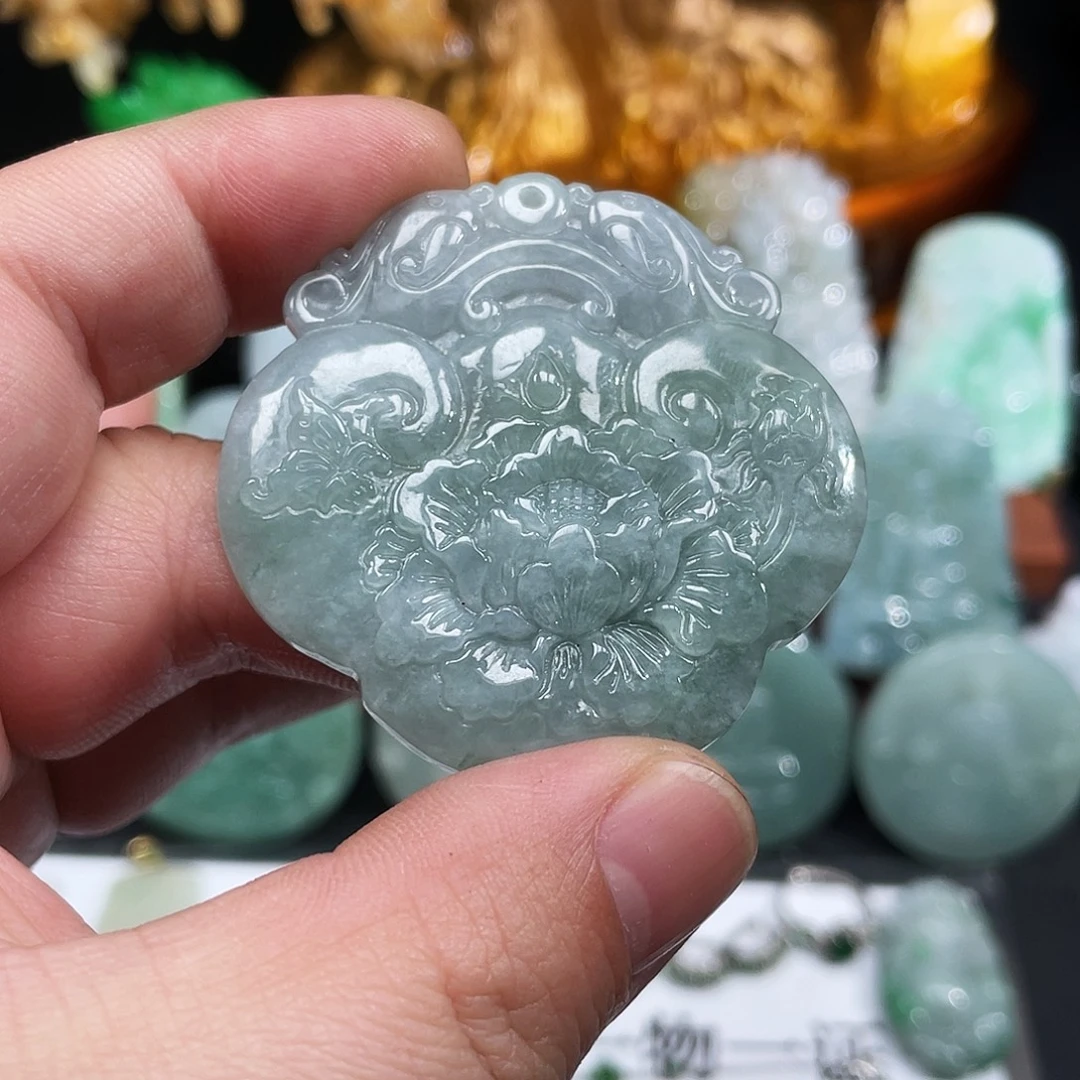 翡翠未镶嵌颈饰牡丹花