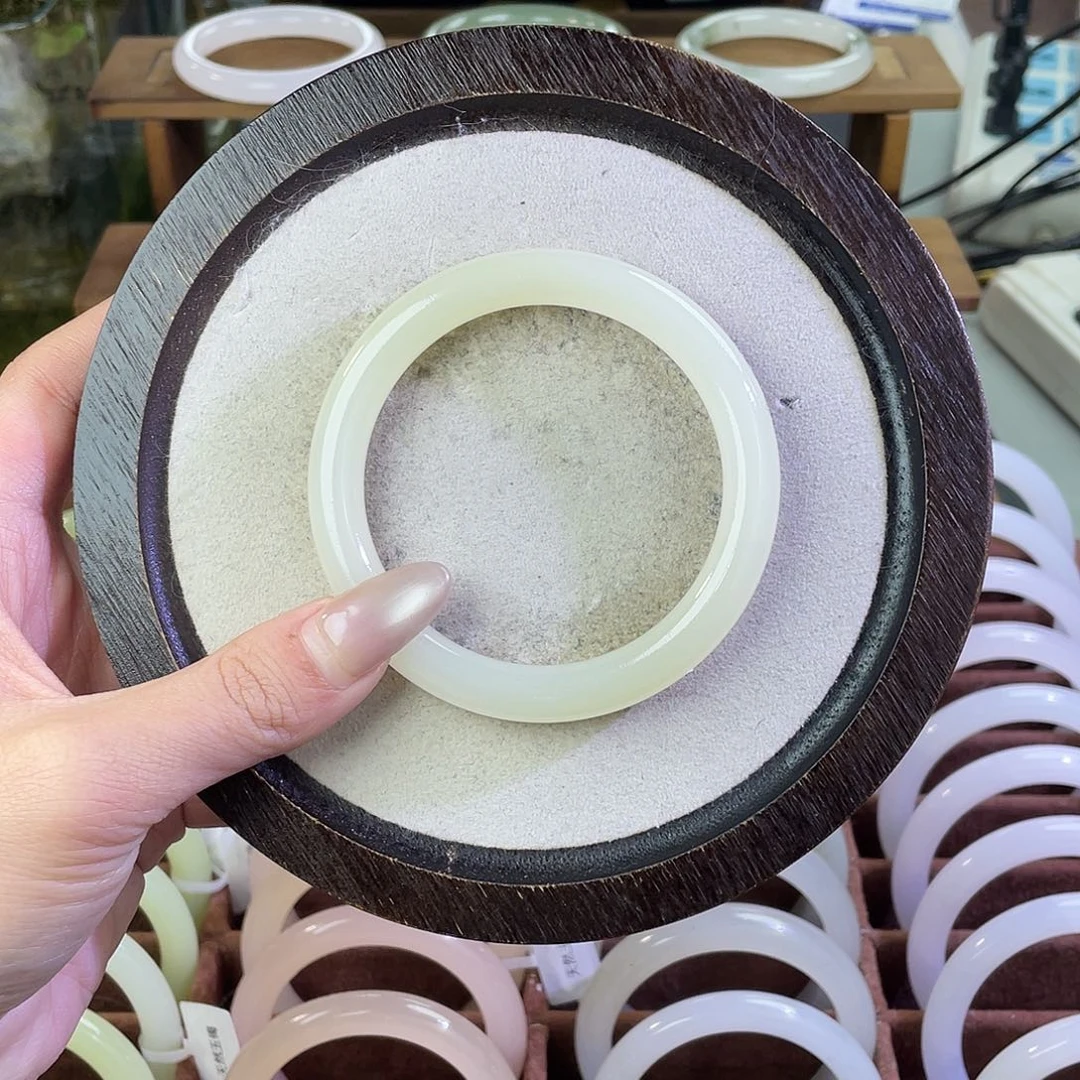 @***运玛瑙/玉髓未镶嵌手镯