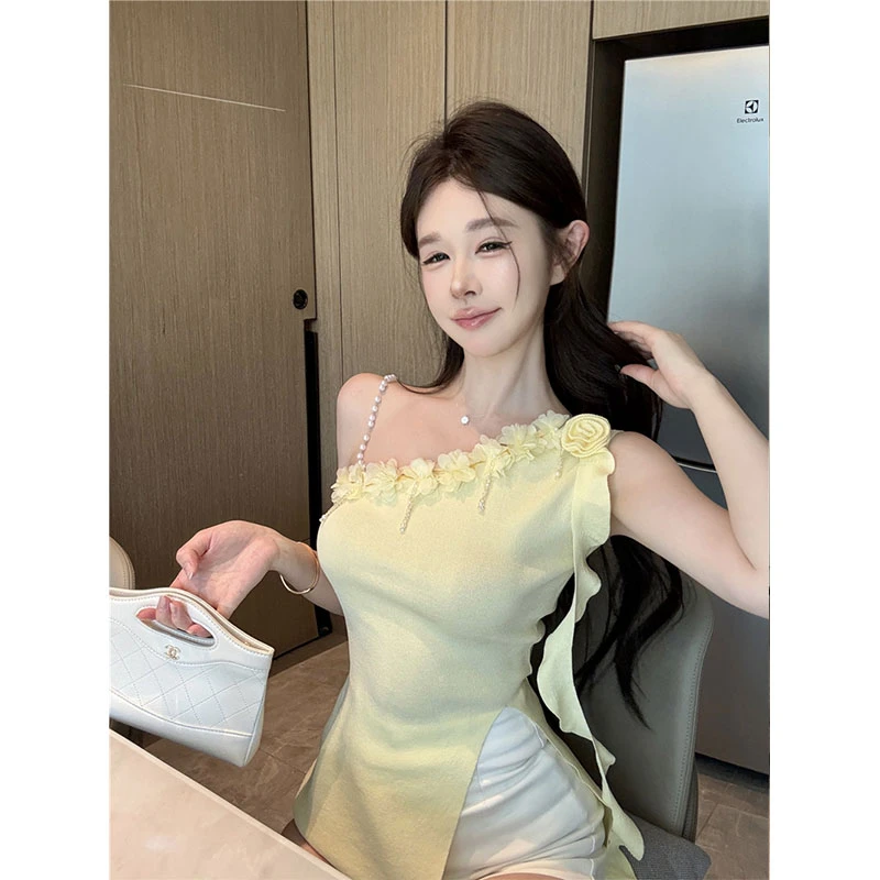 夏季新款时尚甜美花朵褶皱开叉斜肩针织上衣带珠链百搭短裤两件套